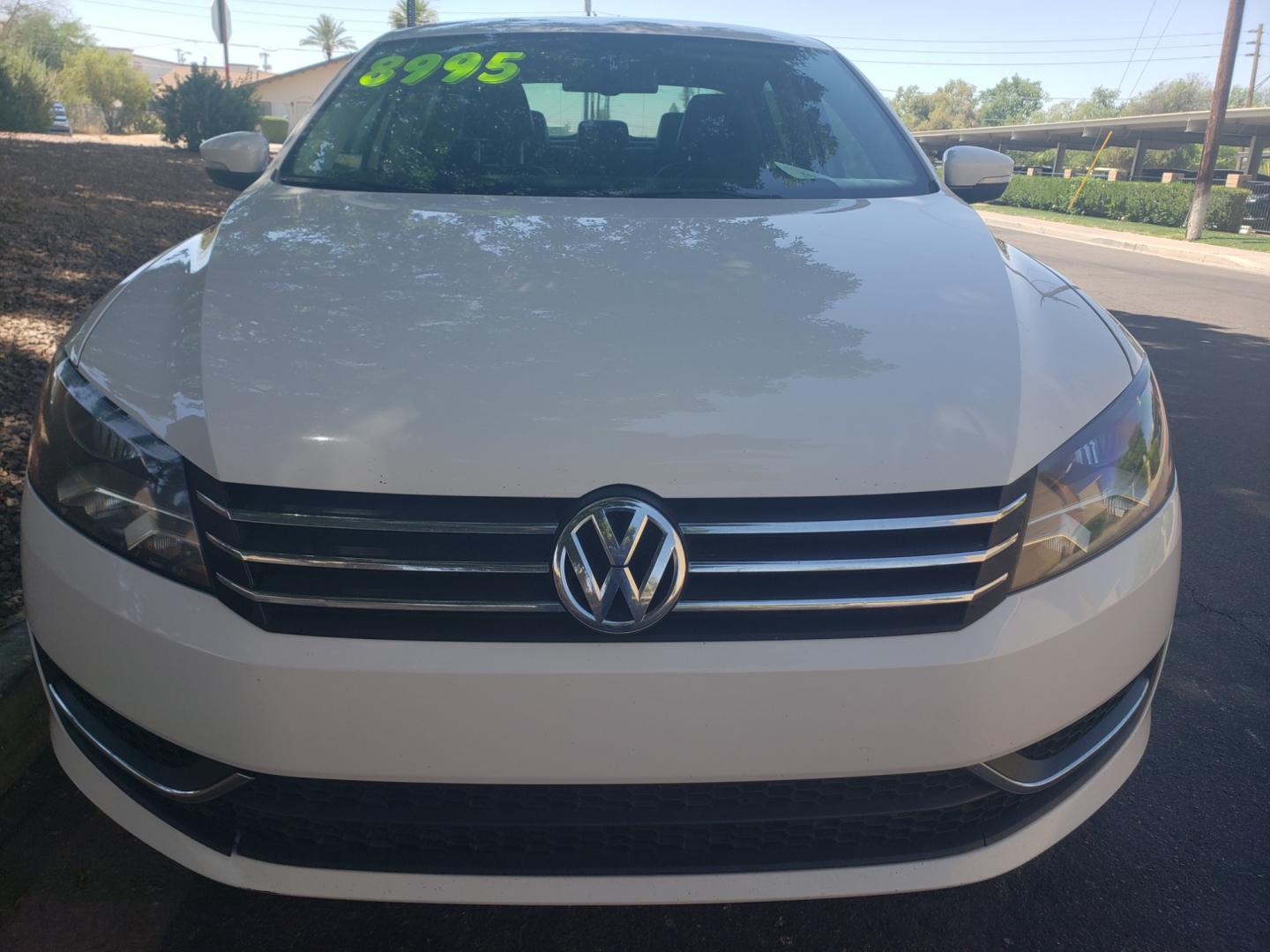 2013 WHITE /gray and black Volkswagen Passat se (1VWBP7A31DC) with an 2.5 l5 engine, 6-Speed Automatic transmission, located at 323 E Dunlap Ave., Phoenix, AZ, 85020, (602) 331-9000, 33.567677, -112.069000 - Photo#1